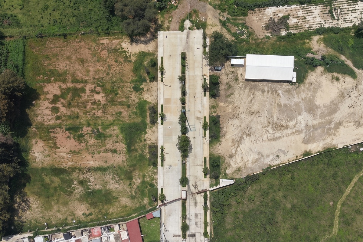 Vista aérea vertical de la avenida principal y los terrenos del parque industrial TonaPark en Tonalá.
