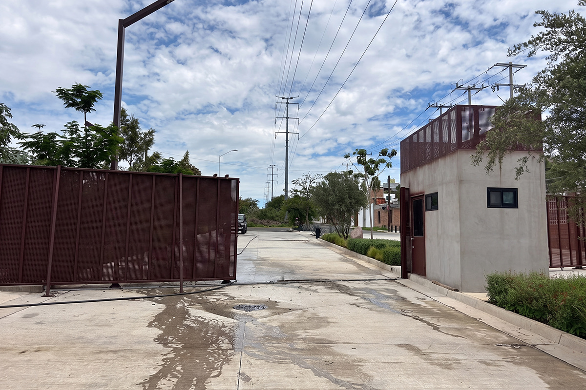 Entrada principal con control de ingreso vehicular al parque industrial TonaPark en Tonalá, Jalisco.
