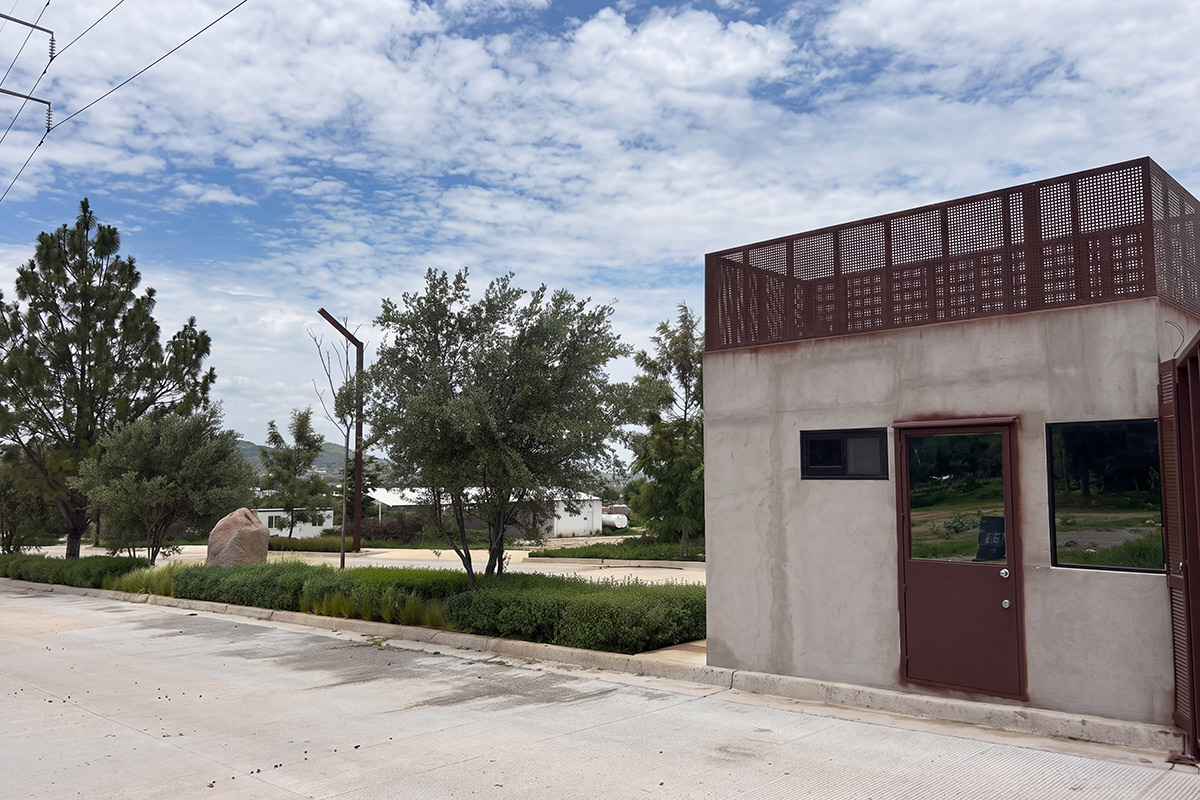 Caseta de vigilancia para los lotes industriales con seguridad y acceso controlado de TonaPark en Tonalá.
