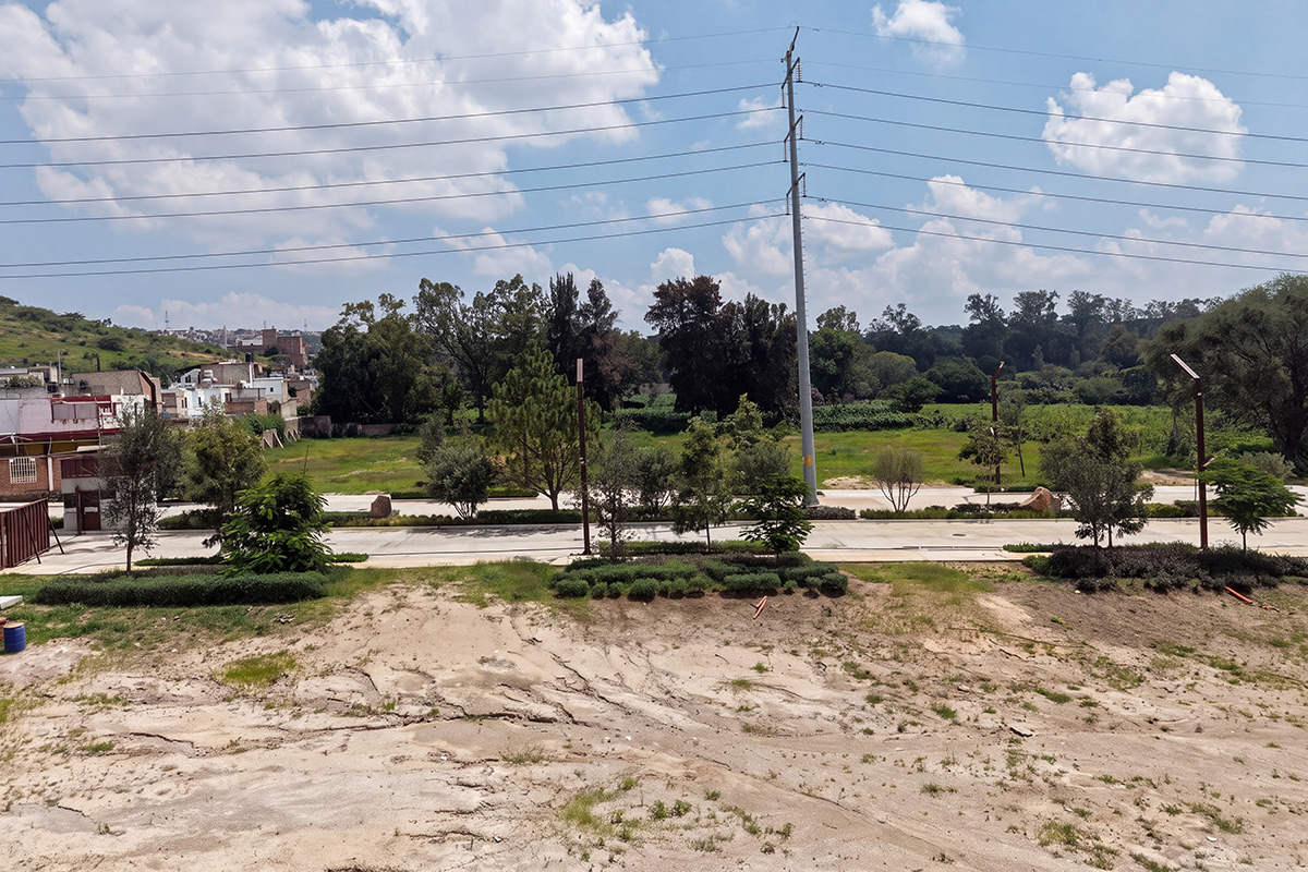 Lotes industriales urbanizados con vialidades, alumbrado y red eléctrica en TonaPark, Tonalá, Jalisco.