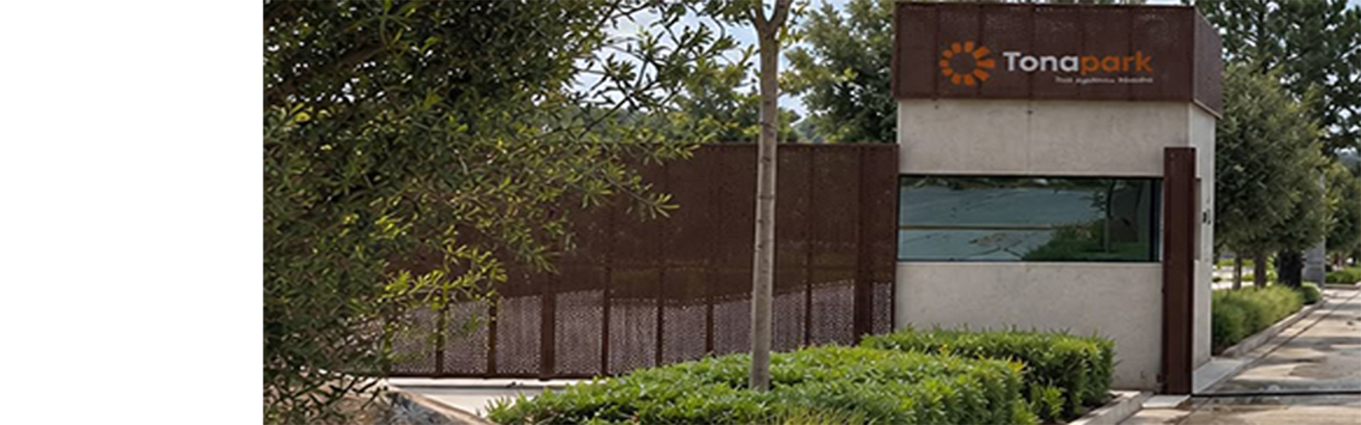 Caseta de vigilancia, acceso controlado y áreas verdes del parque industrial TonaPark en Tonalá.