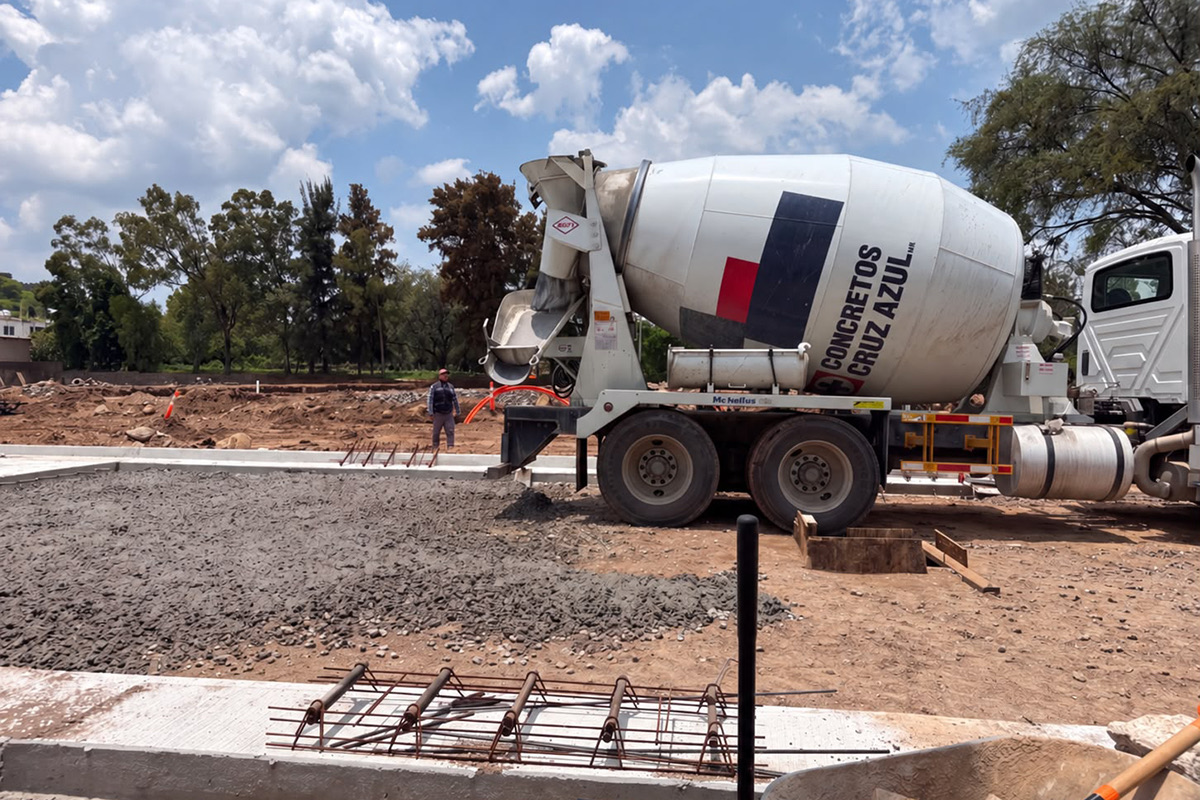 Colado de concreto de 250 kg/cm² para las vialidades industriales de TonaPark en Tonalá, Jalisco.