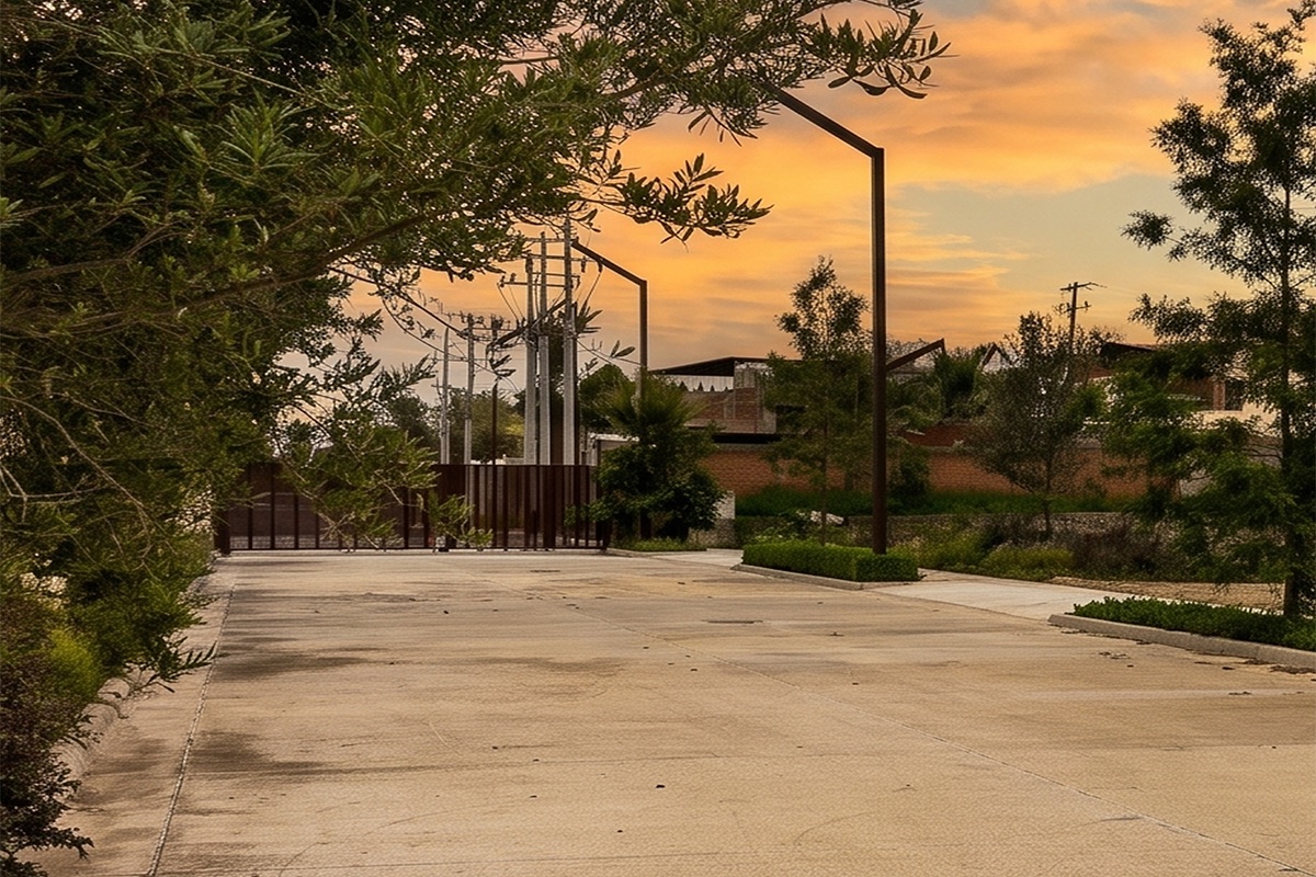 Vialidades internas de concreto y áreas verdes del parque industrial TonaPark en Tonalá, Jalisco.